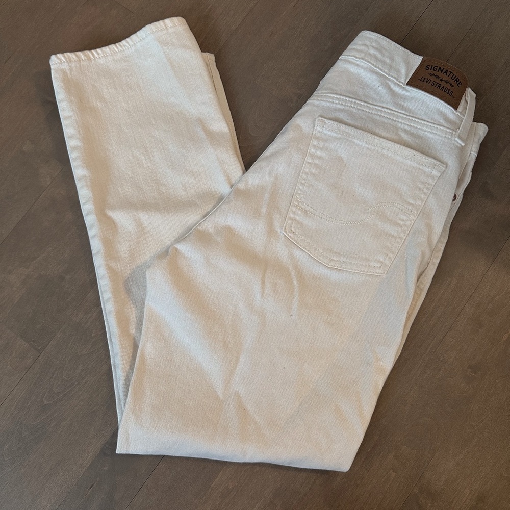 Size 6 Signature Levi Strauss White Capri Jeans
